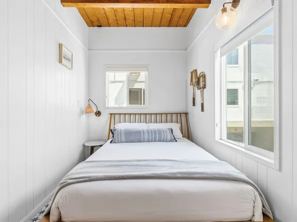 2809 Strandway Adu Bay, San Diego, CA 92109