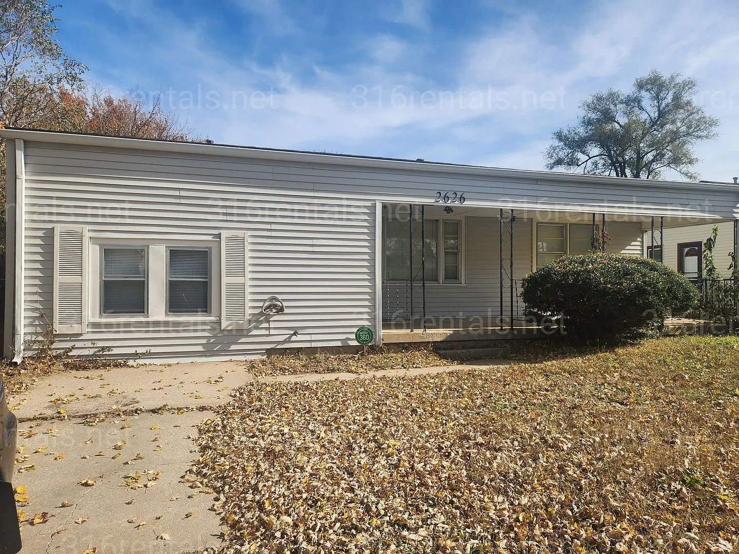 $1,025 - 3 bedroom / 1 bathroom - Single Family Home — Photo 1