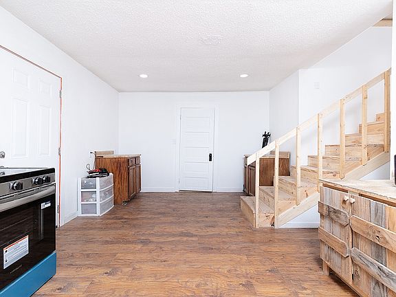 5th image of 607 W 6th St