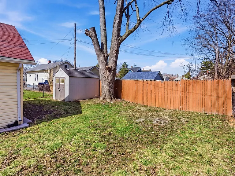 810 Superior St — Photo 13