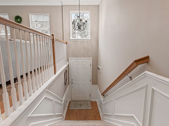 2nd image of 829 Ivy Ln