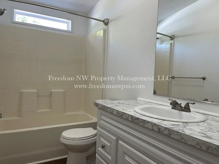908 Vienna St — Photo 12