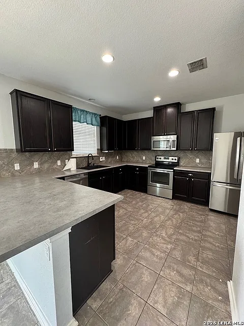 3 bed, 2.5 bath, 2110 sqft, $2,150 — Photo 2