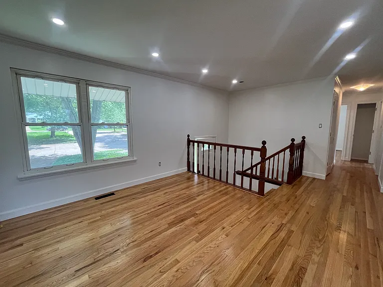 141 Maple Hill Ln — Photo 3