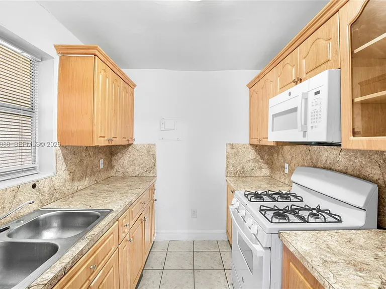1305 W 53rd St #420 — Photo 11