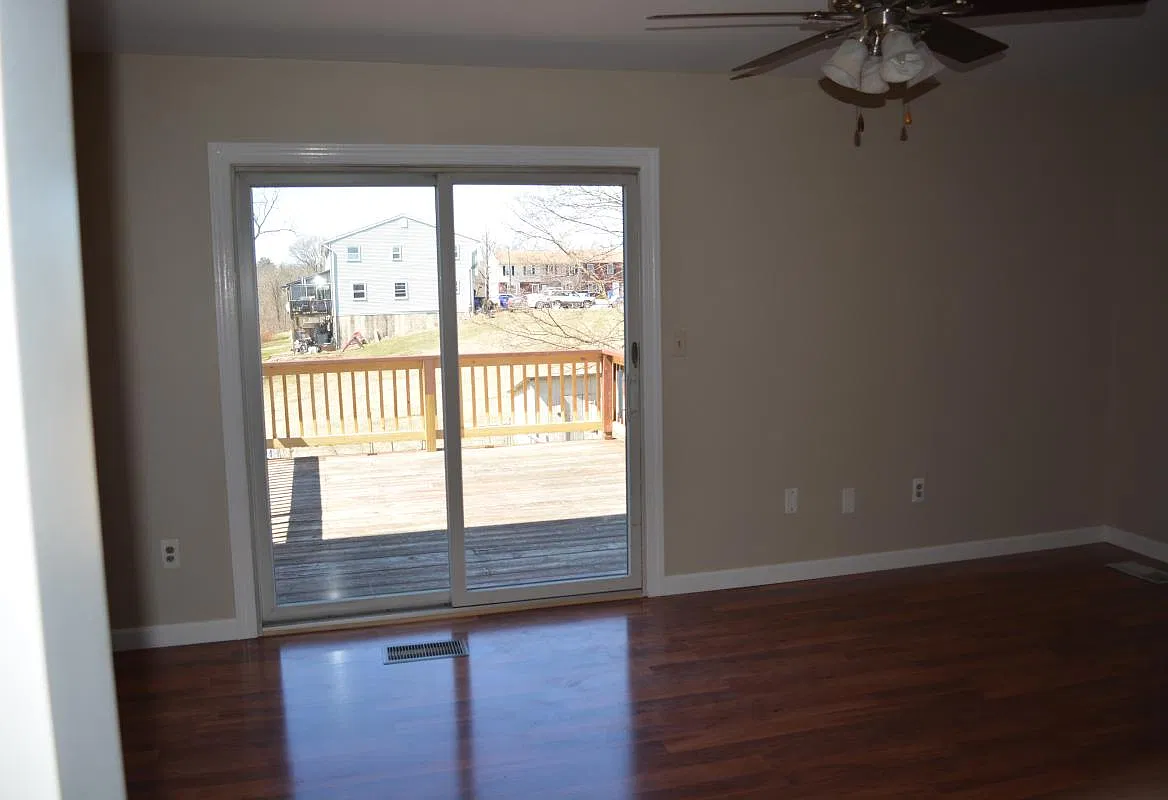 3 bed, 2.5 bath, 1242 sqft, $1,550 — Photo 3