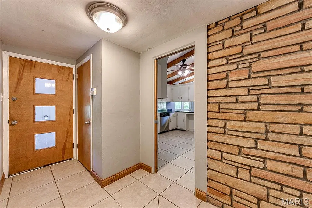 3 bed, 3.0 bath, 2300 sqft, $3,200 — Photo 2