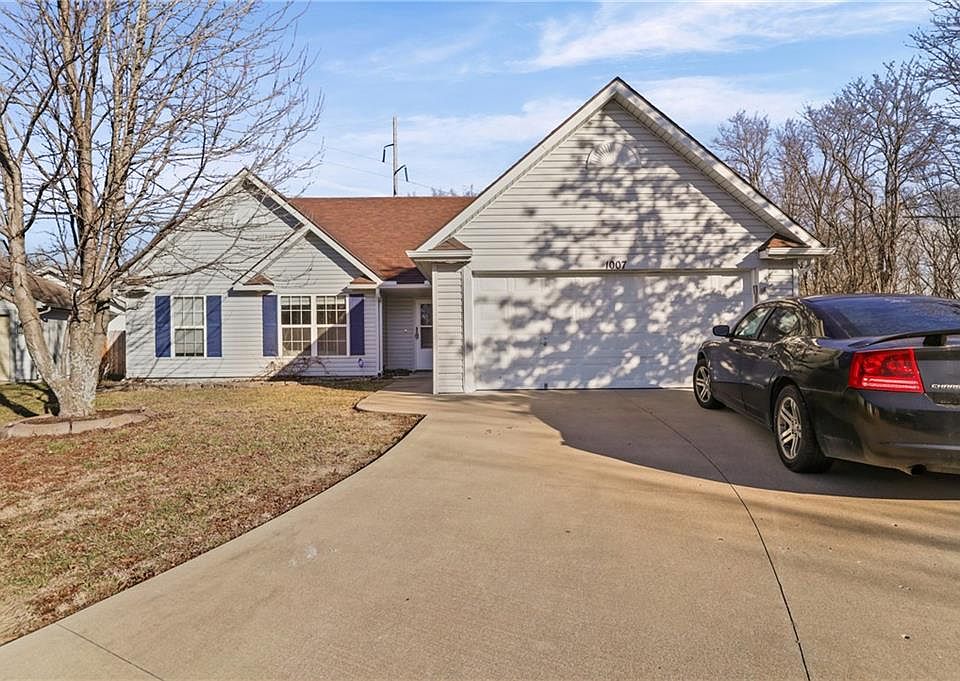 1st image of 1007 SW Blue Branch Dr
