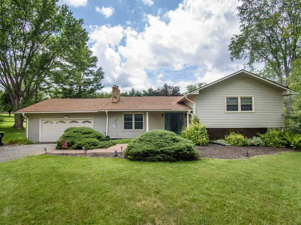 1238 Collins Dr, Pulaski, VA 24301