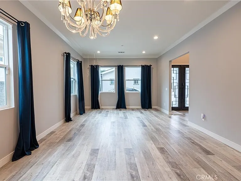 6940 Peach Ave — Photo 9