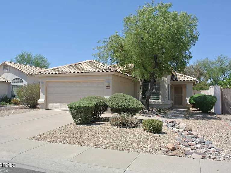 6814 W Louise Dr — Photo 1