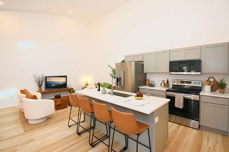 2 bed, 1.0 bath, 1050 sqft, $2,950 — Photo 1