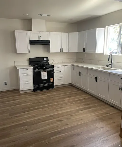 802 S Locust St — Photo 2