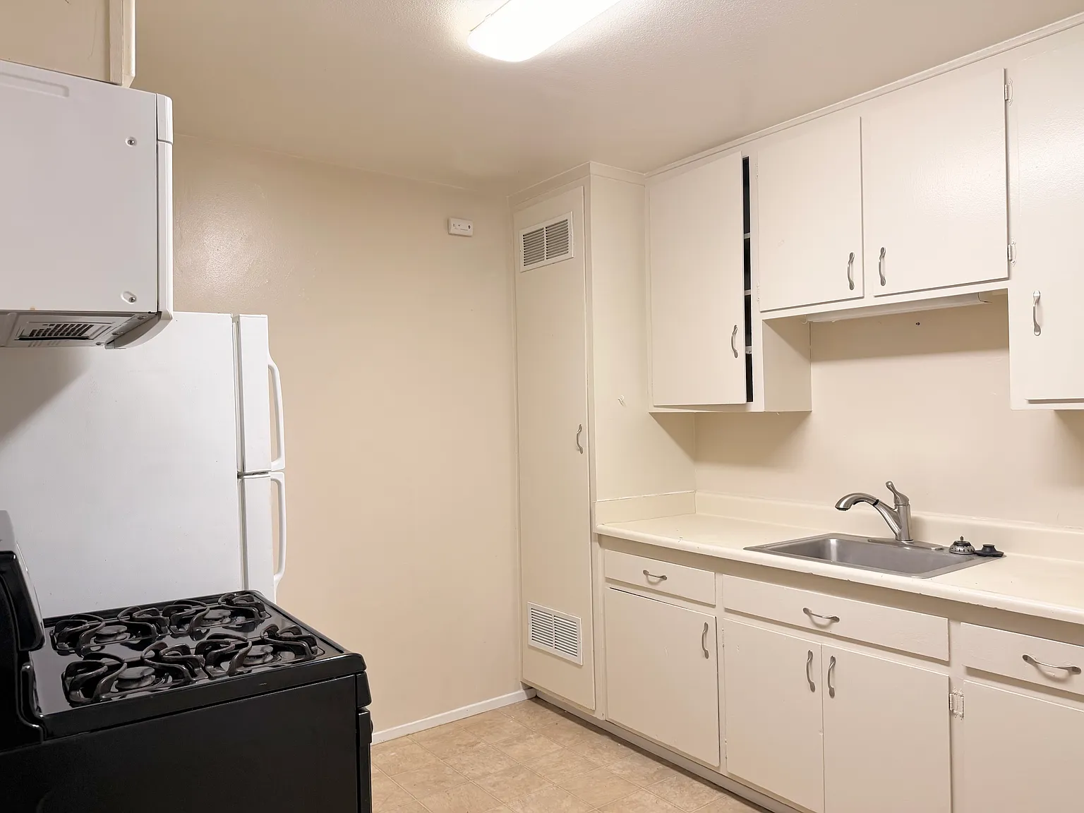 2 bed, 690 sqft, $1,700 — Photo 2