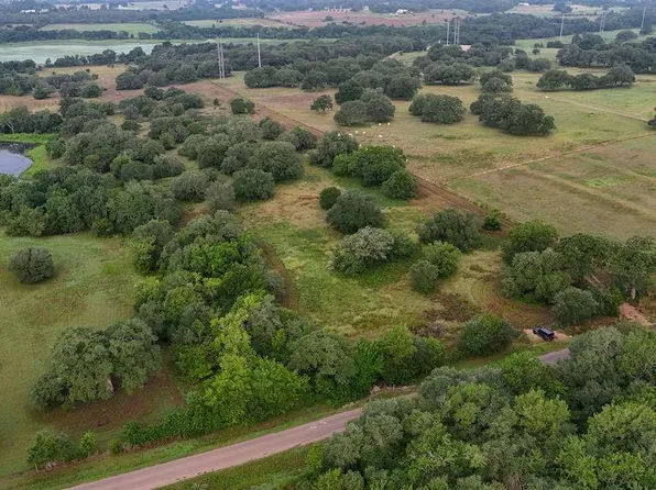 9365 Bauer Rd, Fayetteville, TX 78940