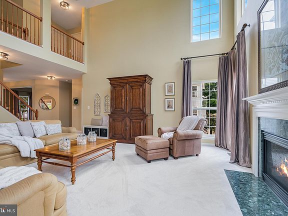 3rd image of 703 Emerald Hill Dr NE