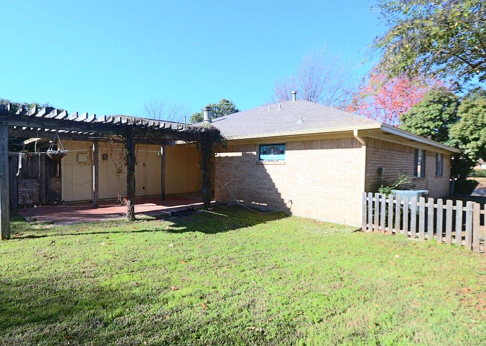 1st image of 911 Hillside Ln