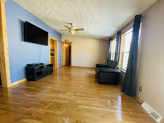 4th image of 120 W Railroad St