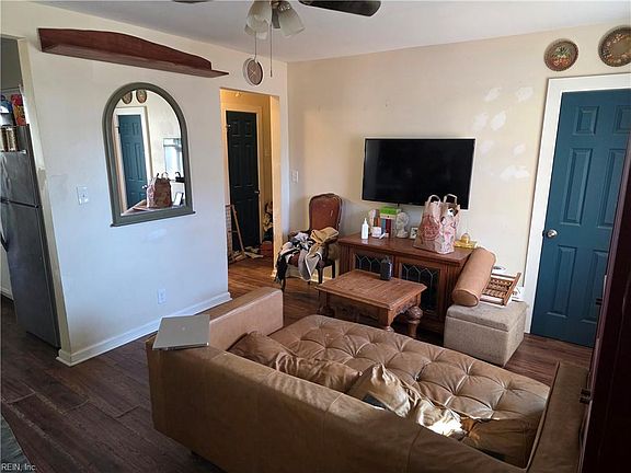 3rd image of 3404 Peronne Ave