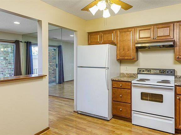 3rd image of 4633 Woodland Ave