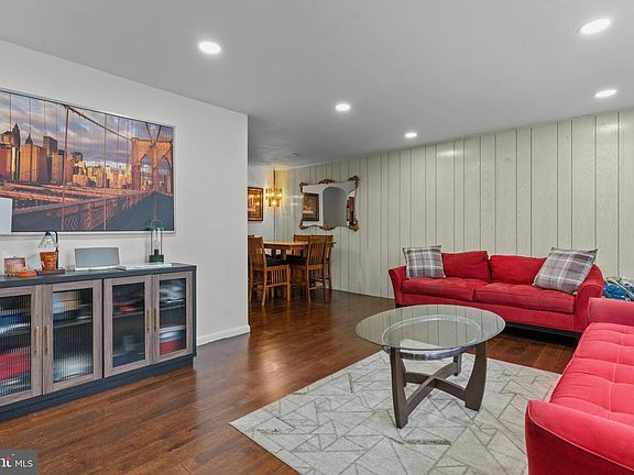4th image of 1117 Surrey Rd
