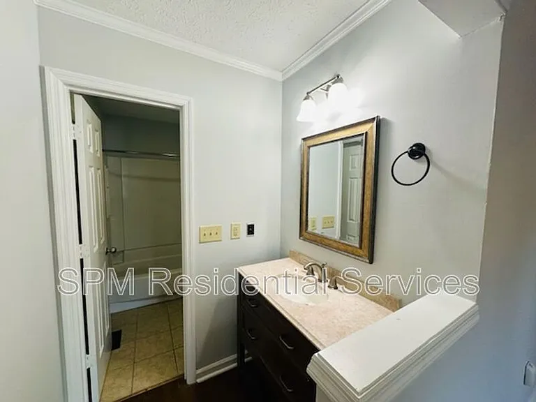 1811 Savannah Ct — Photo 10