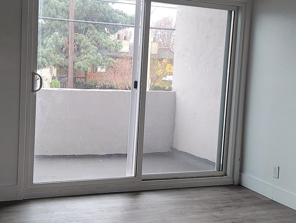 1st image of 20421 Saticoy St APT 17