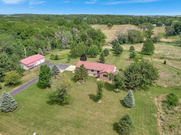 1811 Knoll Dr, Monticello, IL 61856