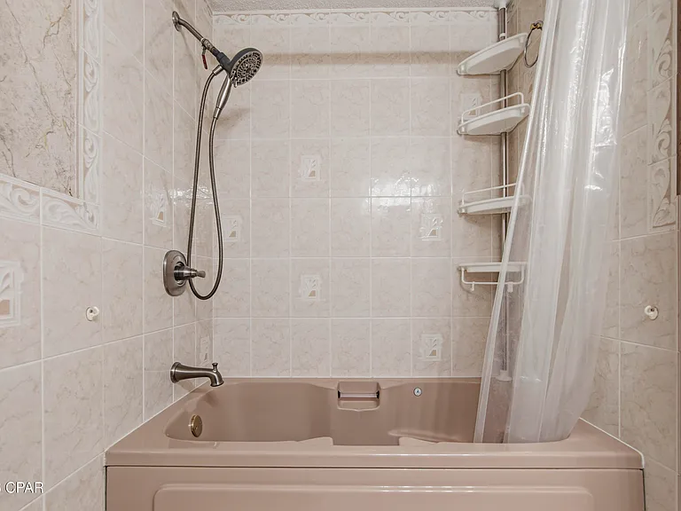 139 Manistee Dr — Photo 18