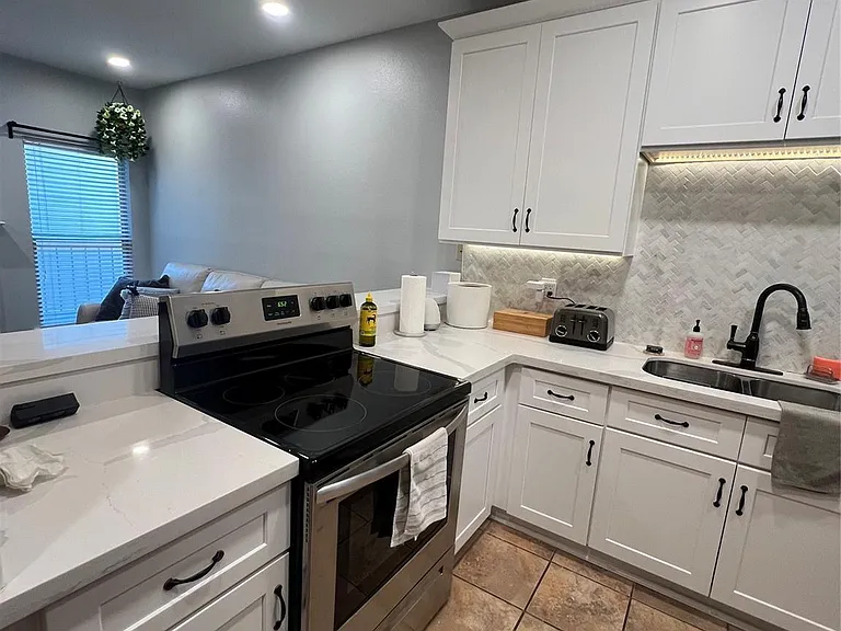 2414 Longview St #202 — Photo 8