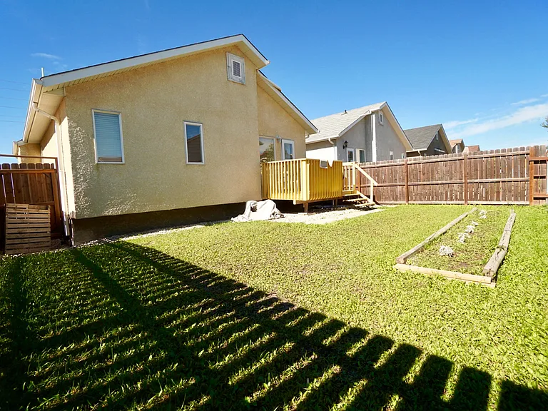 2495 King Edward St — Photo 14