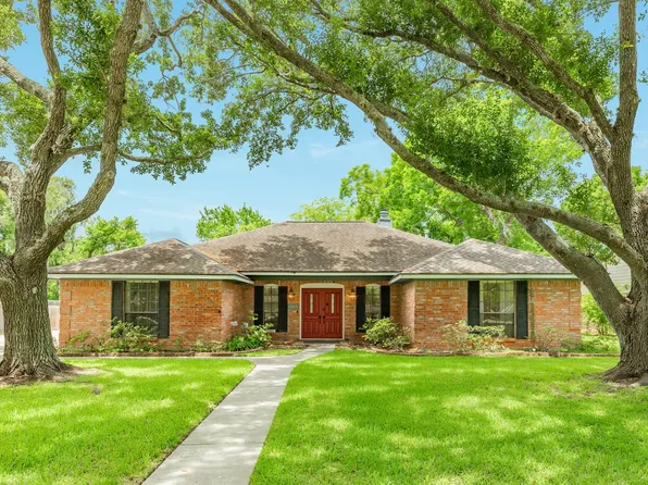 1023 Oleander St, Lake Jackson, TX 77566