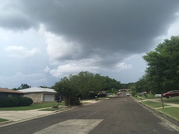 5th image of 905 Valley Dr