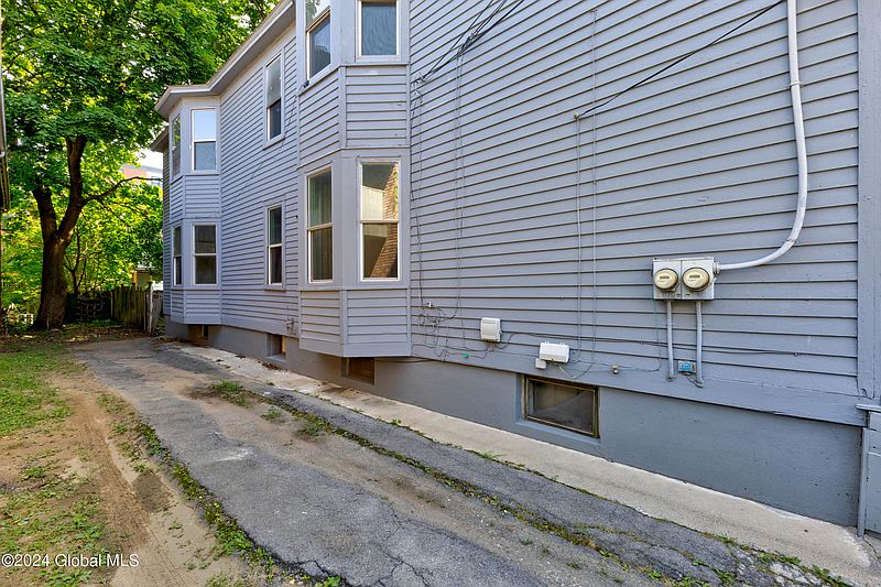 4th image of 345 Myrtle Avenue