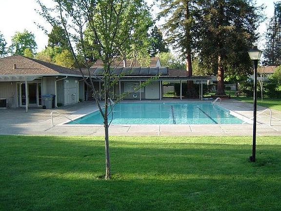3rd image of 4720 Strawberry Ln