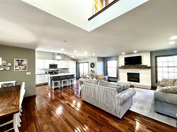 3rd image of 50 Applewood Dr
