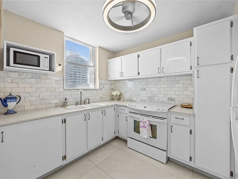 1035 Avenue Ashford #302 — Photo 11