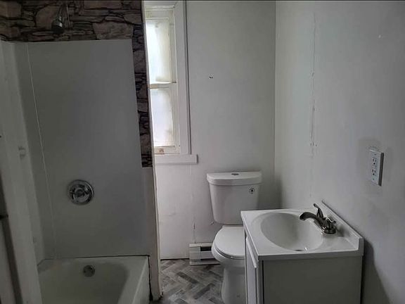 3rd image of 1323 Race St