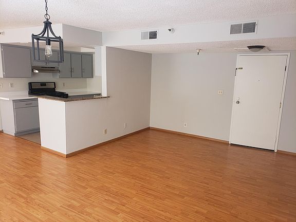 4th image of 5949 Whitsett Ave #101