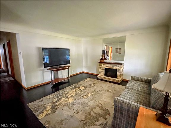 3rd image of 1322 Caryl Dr