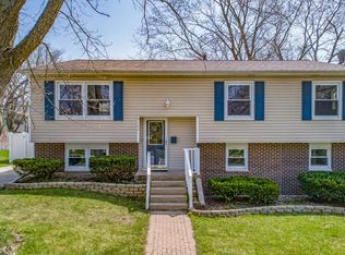 8127 Westview Ln, Woodridge, IL 60517