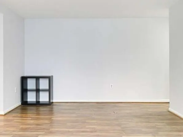 5205 Duke St APT 201, Alexandria, VA 22304