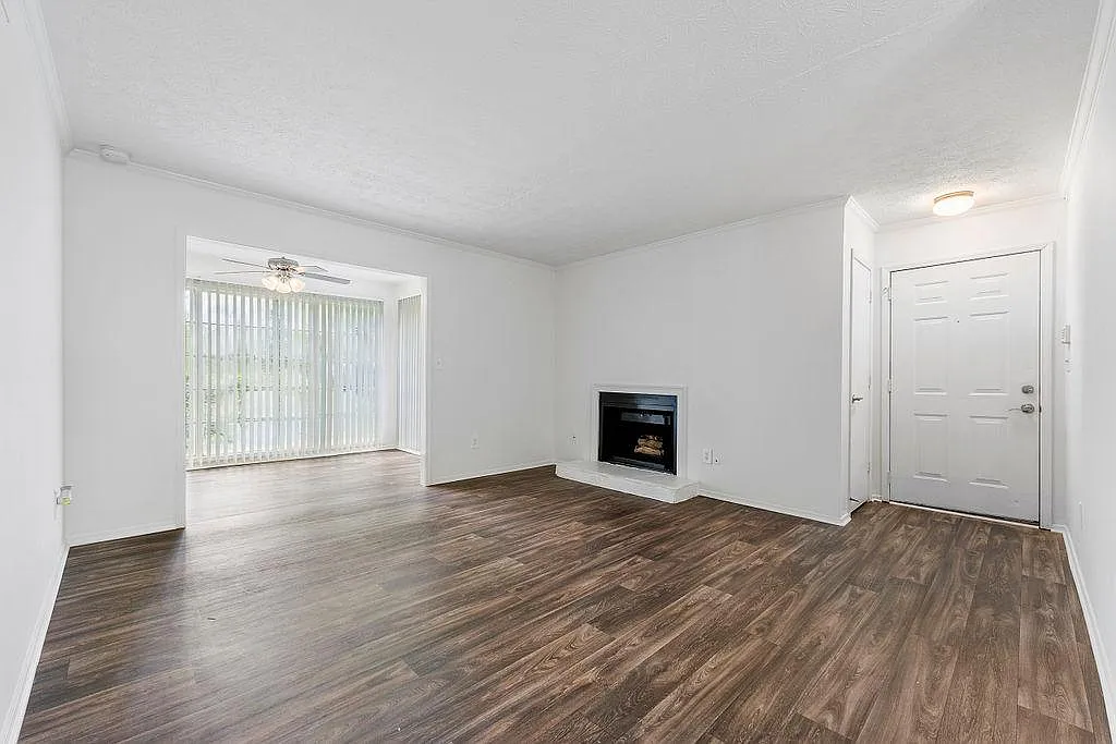 1318 Brockett Pl — Photo 4