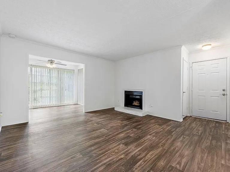 1318 Brockett Pl — Photo 4