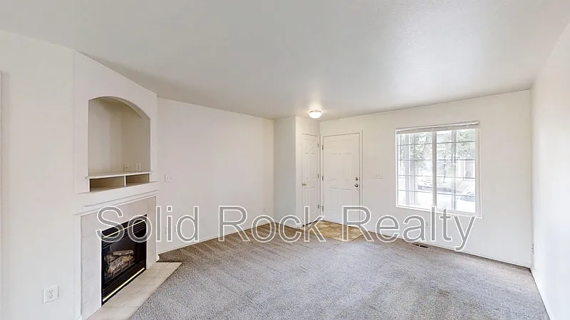 3 bed, 2.0 bath, 1185 sqft, $1,670 — Photo 3