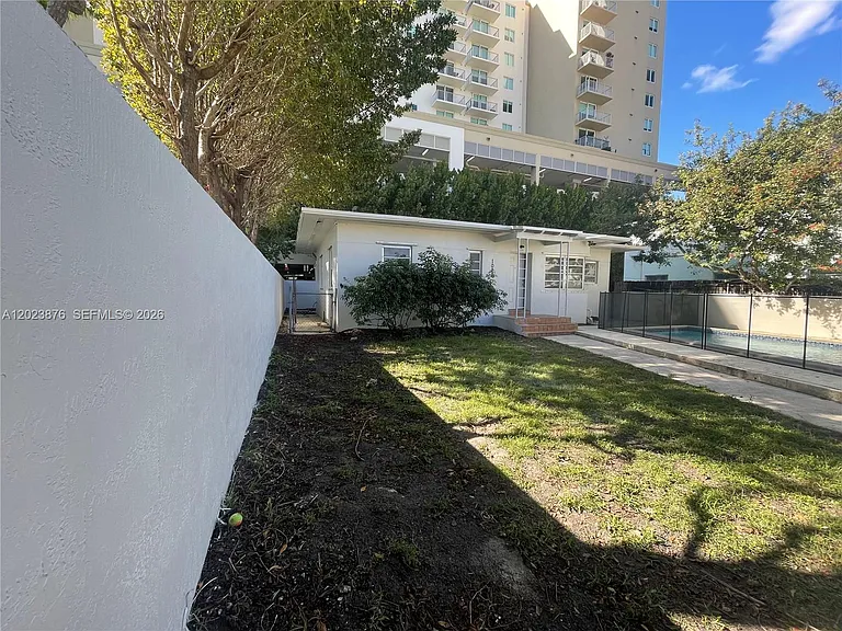 1020 SW 36th Ct — Photo 2
