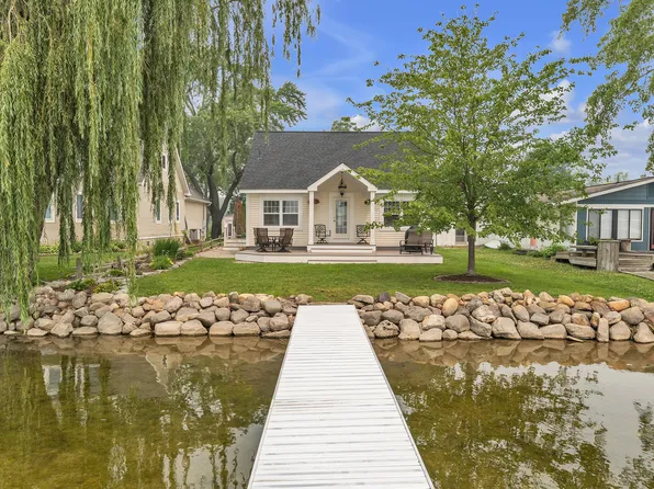8032 Branch Dr, Brighton, MI 48116