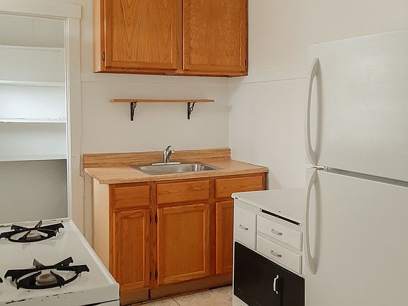 2nd image of 4846 N Rockwell St #3