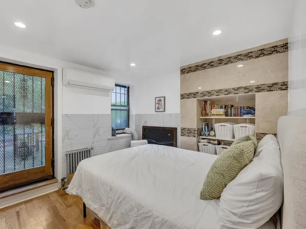 697 Jefferson Avenue image 13 of 22