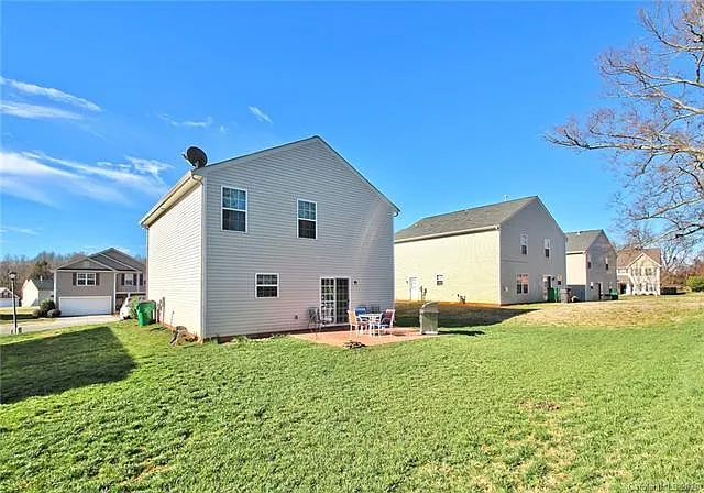 3 bed, 1730 sqft, $2,100 — Photo 3